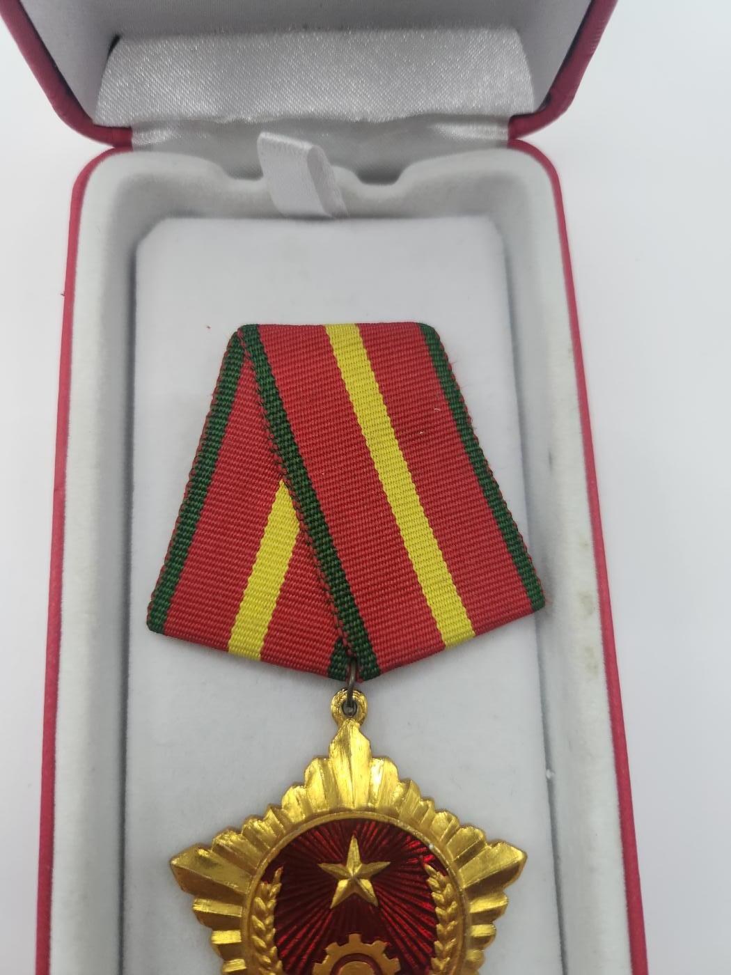 南水社第二次拍卖 越南社会主义共和国三级决胜勋章 06铝制版 稀少，章盒完好，