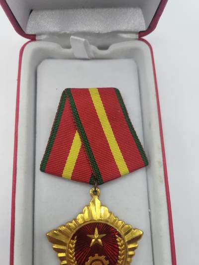 南水社第二次拍卖 越南社会主义共和国三级决胜勋章 06铝制版 稀少，章盒完好，