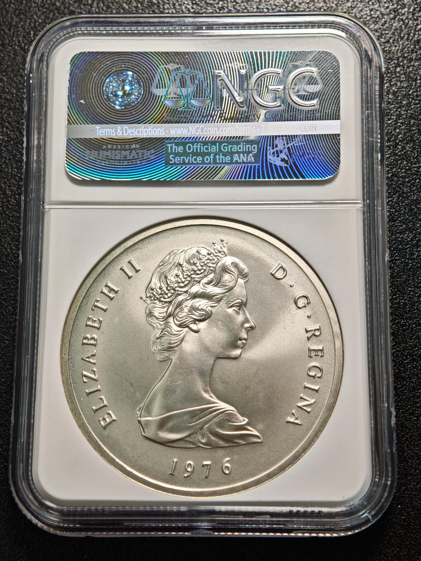 【德藏】世界币章拍卖第164期（拍品征集中~欢迎藏友联系） 1976年 英属特克斯和凯科斯群岛发行女王维多利亚四头像20克朗纪念银币，直径‌45mm，重38.7g，NGC MS67 正面是维多利亚女王少年、青年、中年和老年4个不同时期的经典头像，背面是英国女王伊丽莎白二世的青年时期肖像，设计独特‌，特别是维多利亚女王四个时期肖像的组合，融合了历史元素，体现了两代女王的象征意义