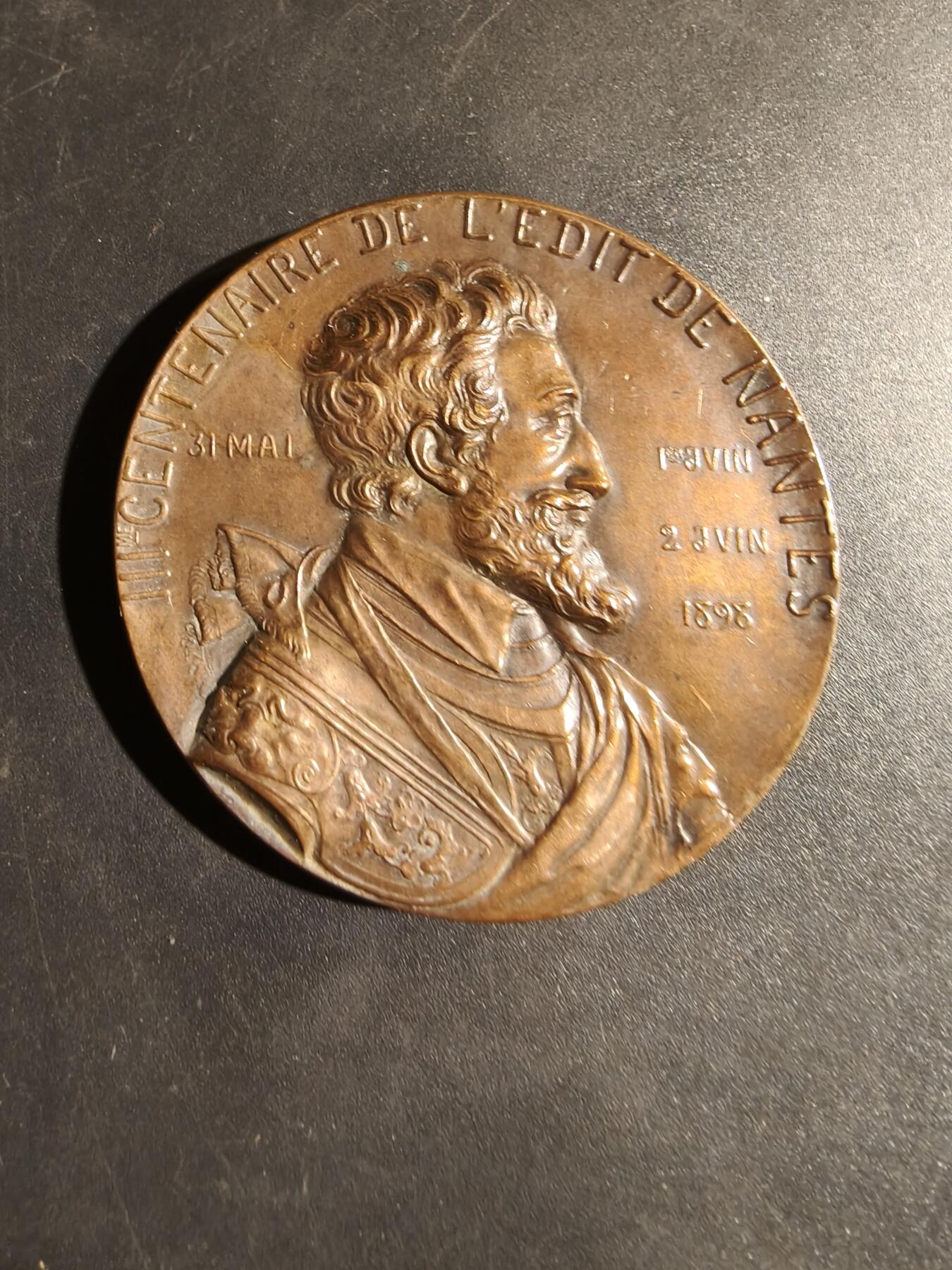 老王徽章第180期 法国1598-1898南特敕令300周年大铜章     直径50mm    重量65.7g