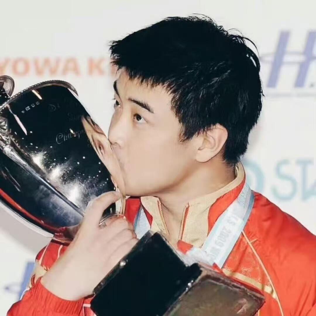 零元拍：男子乒乓球大满贯得主，国乒男队主教练王皓指导亲签王导自用红双喜乒乓球拍套！