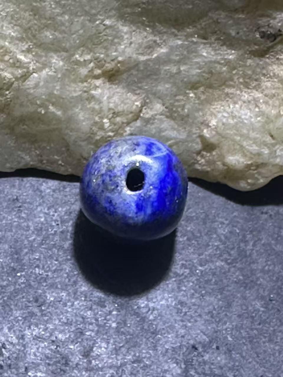 阿富汗老矿青金石随形小桶珠一颗，