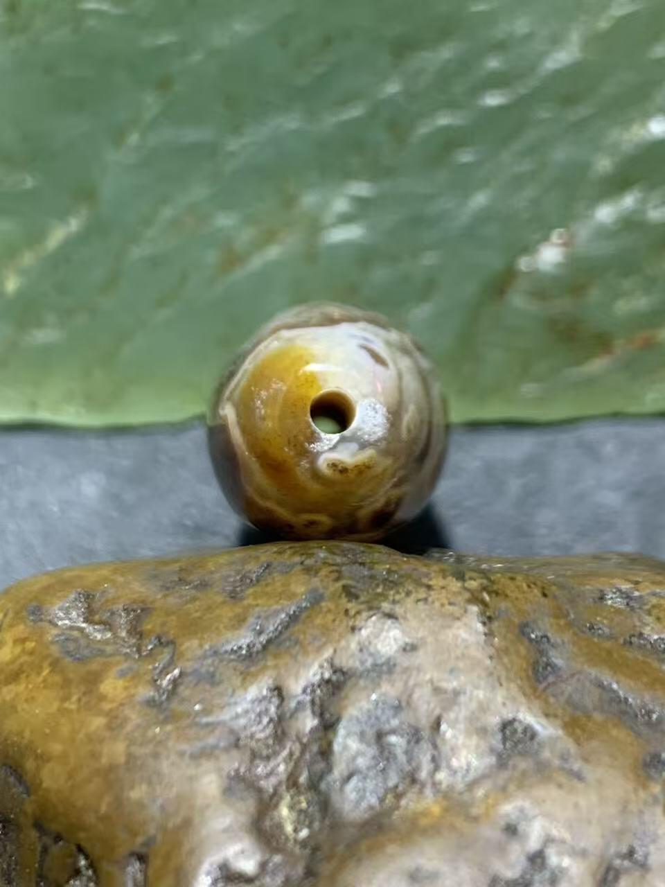 精美冰飘草花纹战国红玛瑙天珠形桶珠一个