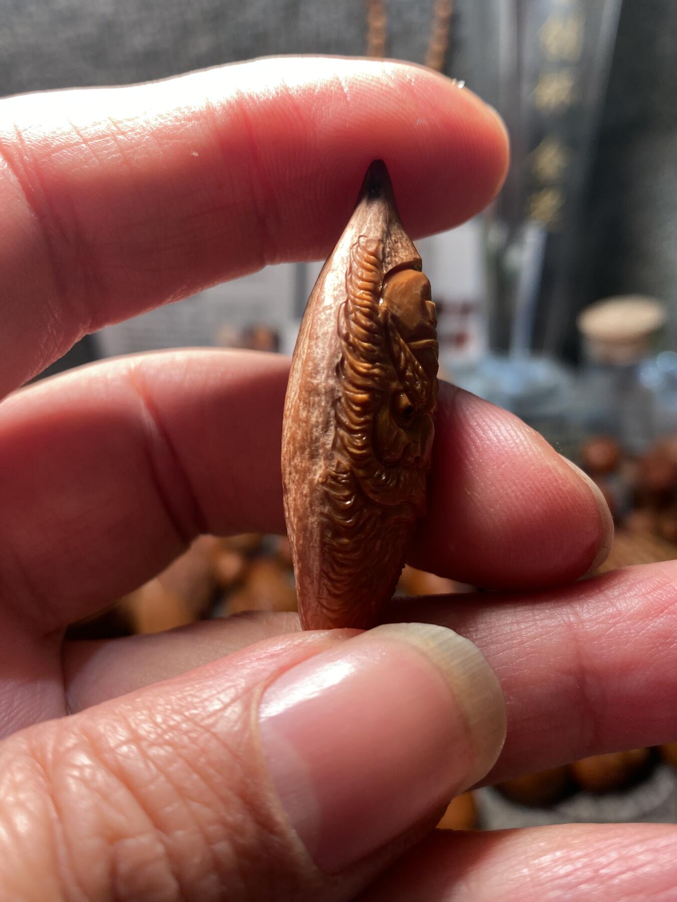 核舟记发源地苏州舟山核雕年末放漏 福利苏工核雕，纯手工雕刻二花钟馗，个性十足，等待有缘人，市场无同款，尺寸1。7x4.9喜欢的来