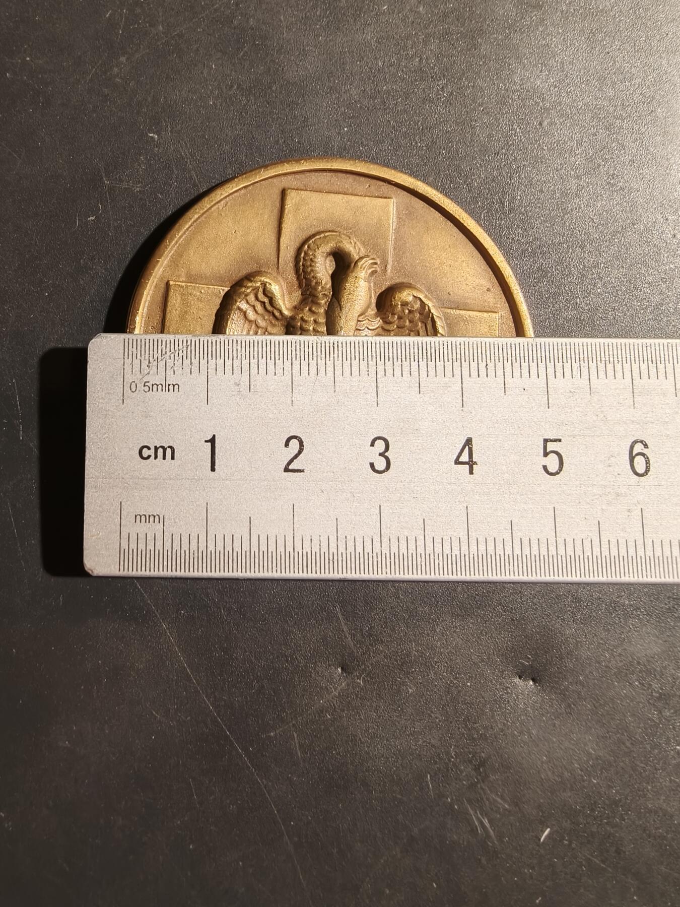 老王徽章第180期 比利时红十字会无偿献血纪念章    原盒     直径50mm     重量44.8g