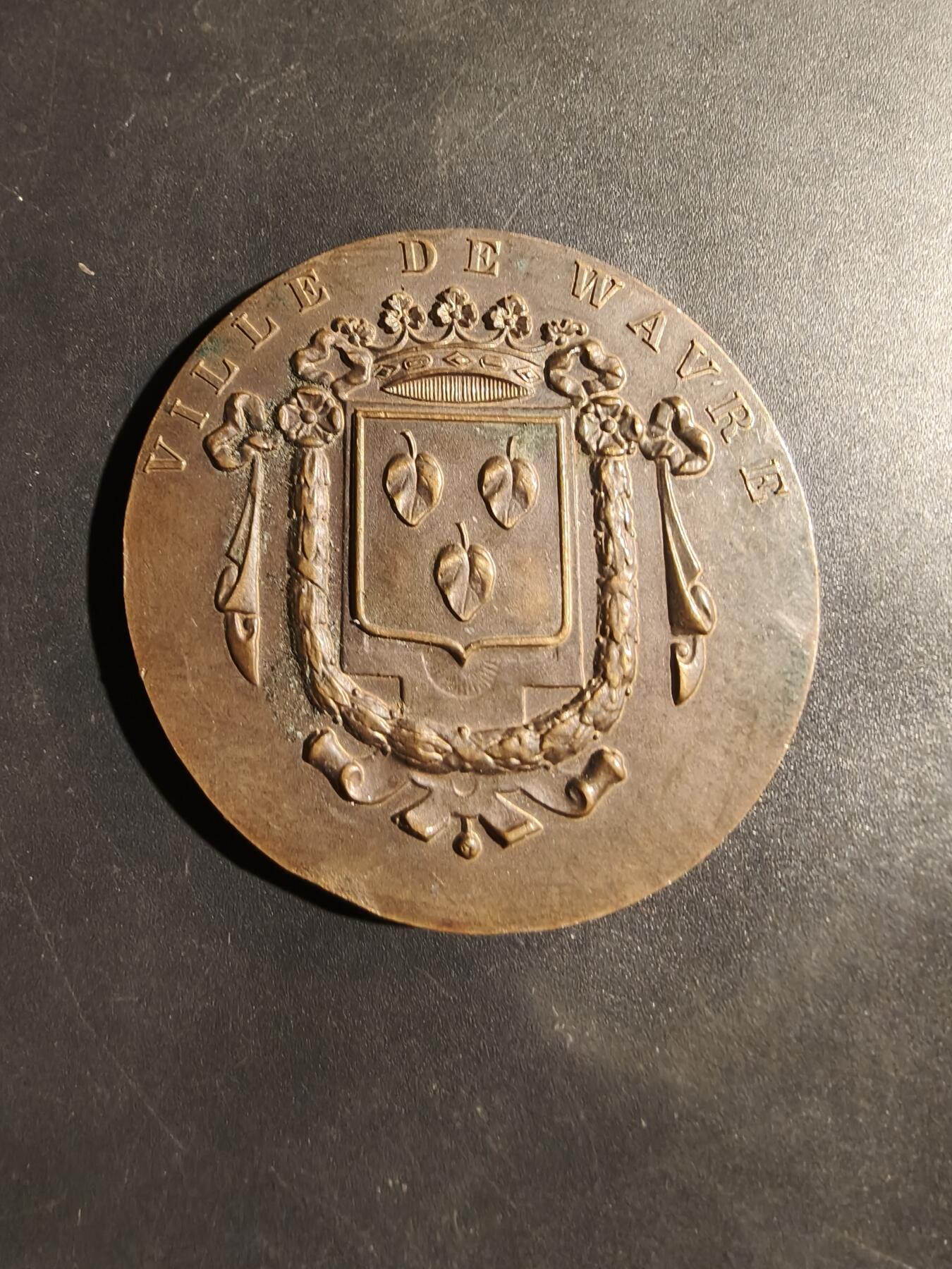 老王徽章第180期 比利时市瓦弗市大铜章     背面为瓦弗市政厅     直径50mm    重量49.2g