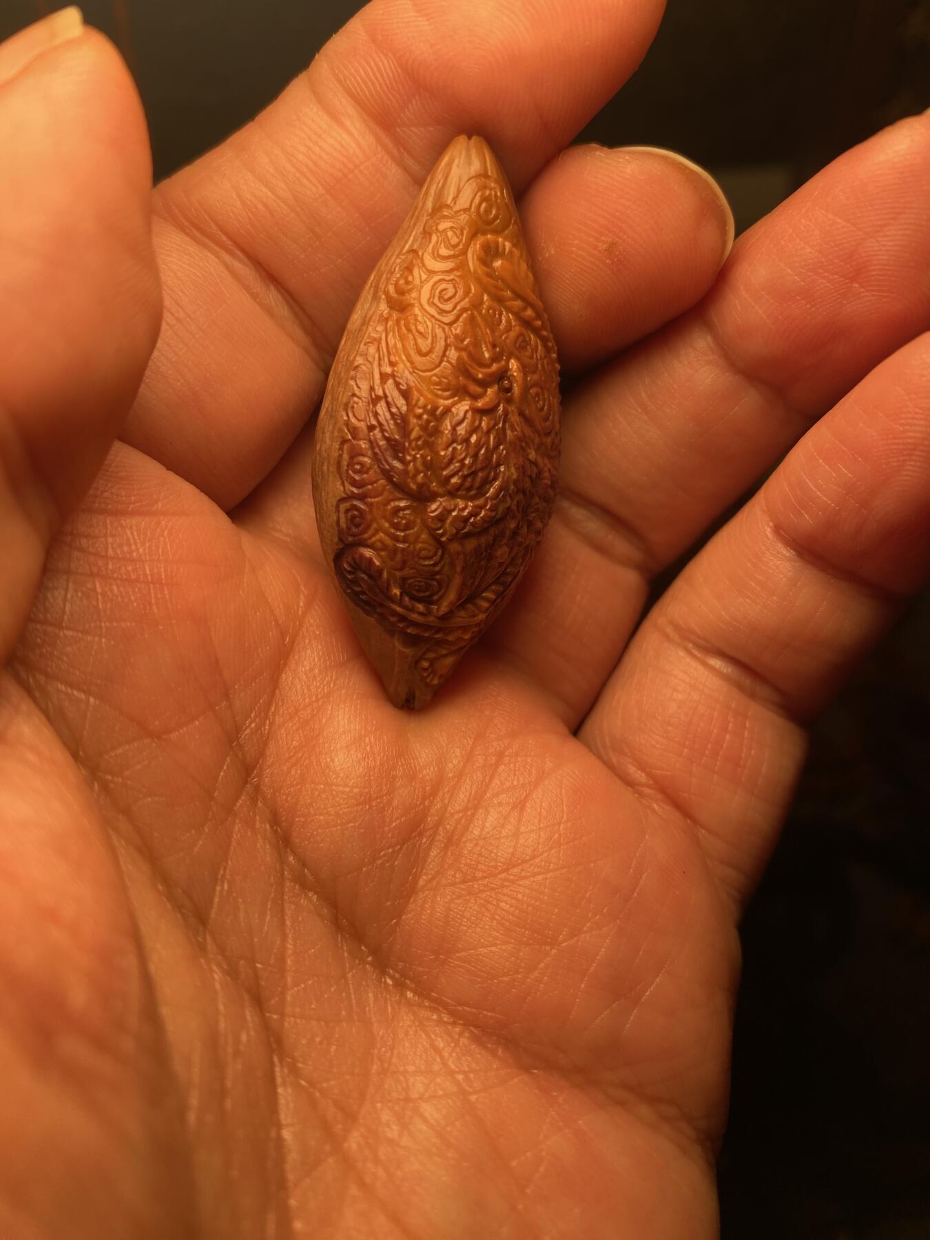 核舟记发源地苏州舟山核雕年末放漏 福利苏工核雕，纯手工雕刻，四花紫皮核凤舞九天，个性十足，紫气祥瑞，等待有缘人，市场无同款，尺寸2。3x4。8喜欢的来