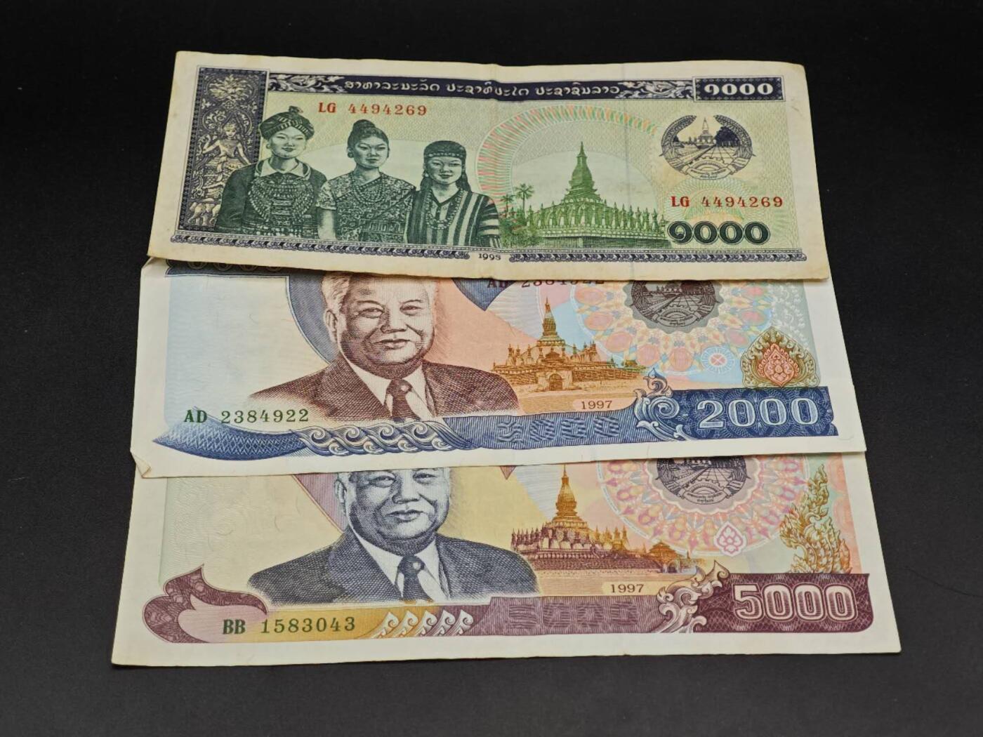 【淘币小摊】实时拍第八百六十四拍   无佣金纸币福利场   年前最后一周 之前的预留小年前全部发出 请更换最新收货地址  老挝纸币3张【有折】