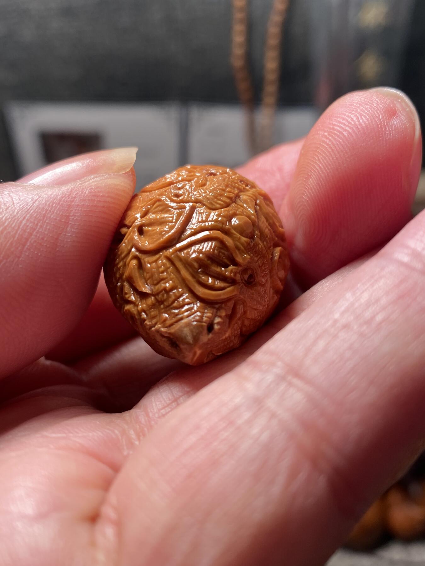 核舟记发源地苏州舟山核雕年末放漏 福利苏工核雕，纯手工雕刻吉祥如意个性十足，等待有缘人，市场无同款，尺寸2。39x4.0喜欢的来