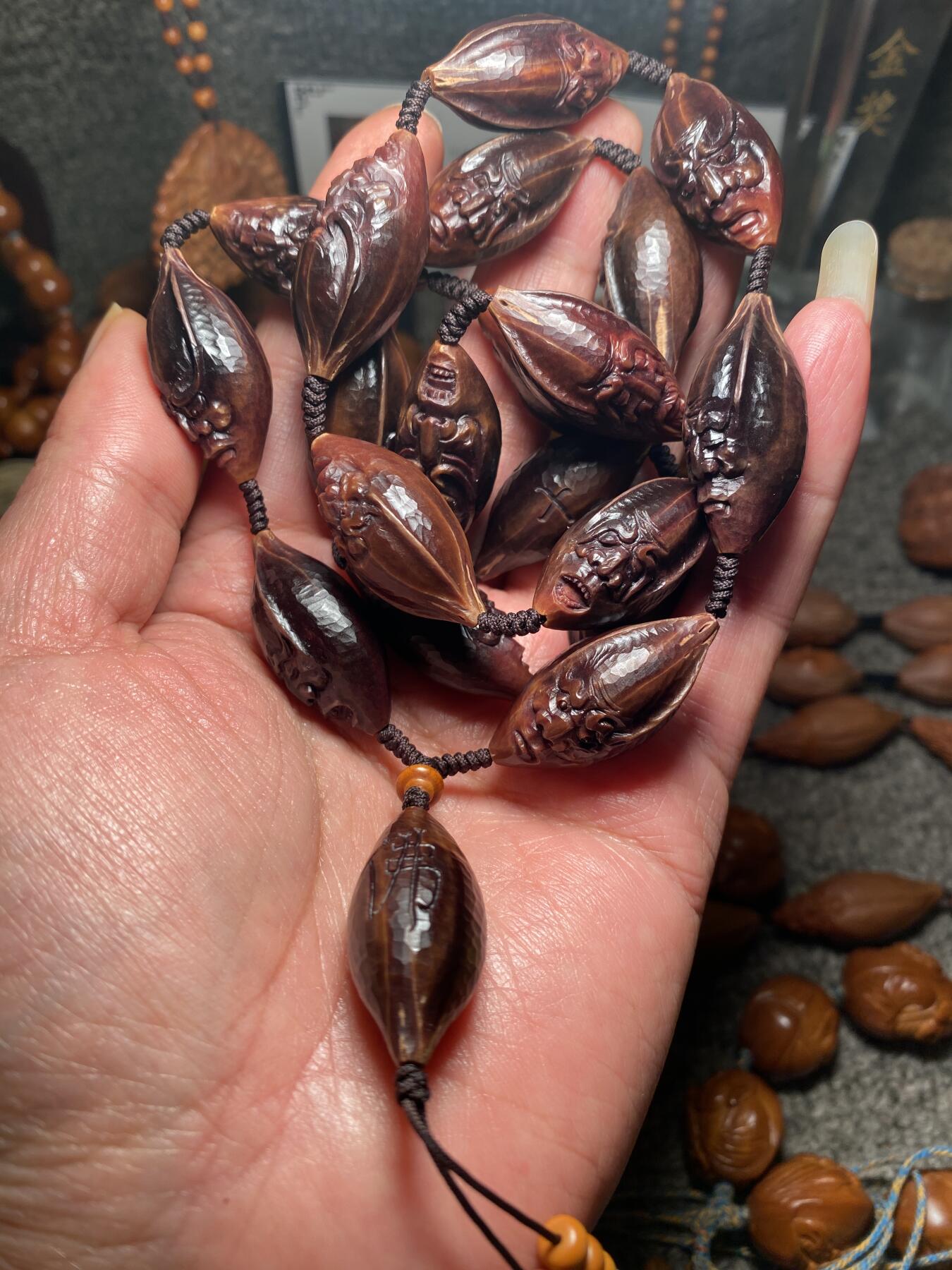 核舟记发源地苏州舟山核雕年末放漏 福利苏工核雕，纯手工雕刻王红秋老师作品，紫核大头十八罗汉，个性十足，等待有缘人，市场无同款，尺寸1。5x3.35喜欢的来