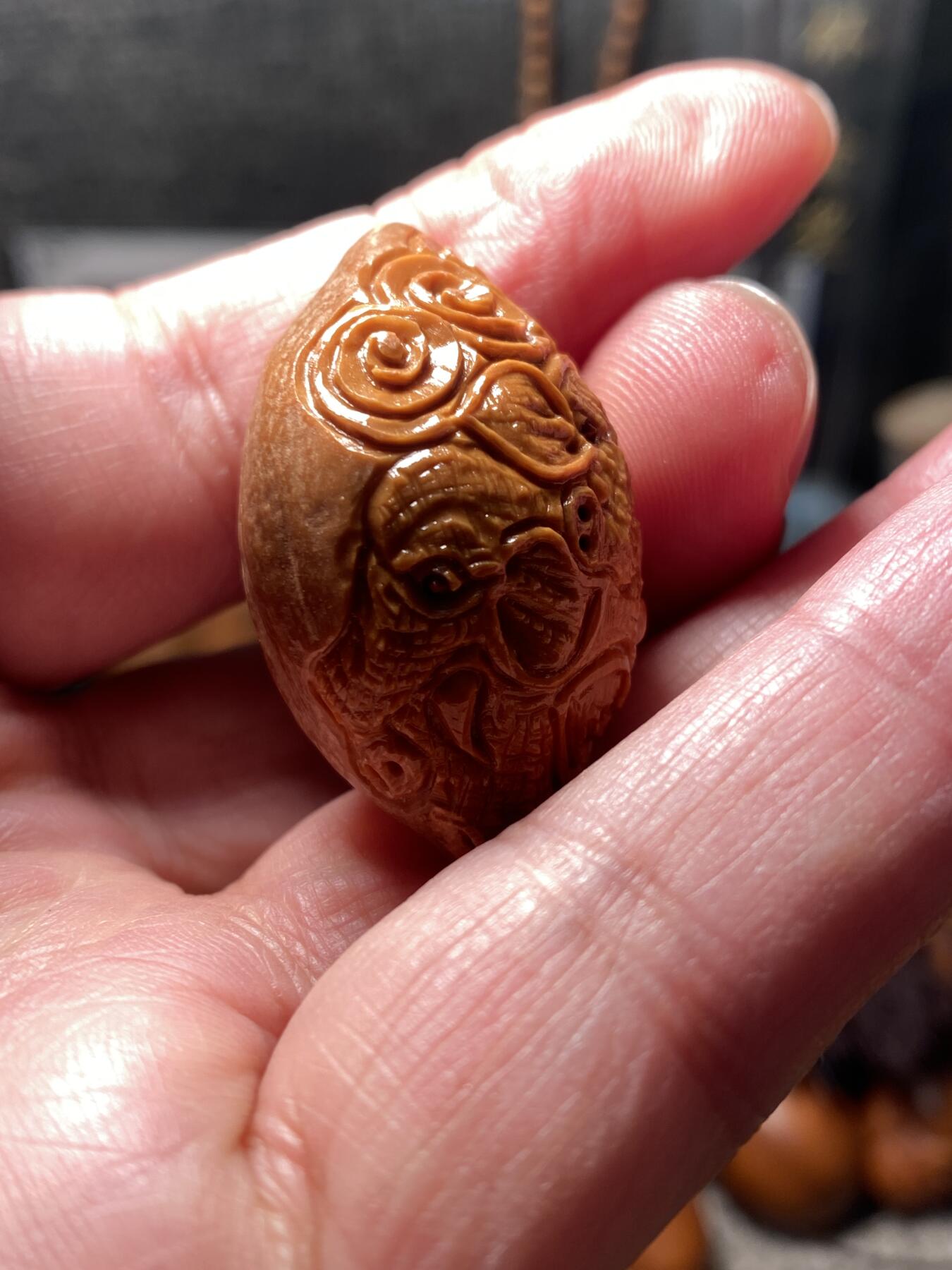 核舟记发源地苏州舟山核雕年末放漏 福利苏工核雕，纯手工雕刻吉祥如意个性十足，等待有缘人，市场无同款，尺寸2。39x4.0喜欢的来