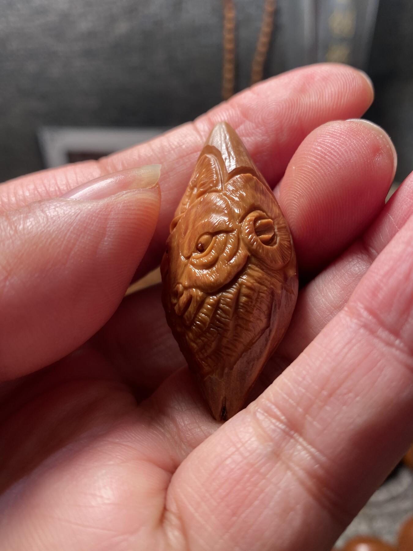 核舟记发源地苏州舟山核雕年末放漏 福利苏工核雕，纯手工雕刻,喜气洋洋，个性十足，等待有缘人，市场无同款，尺寸2。1x4.6喜欢的来