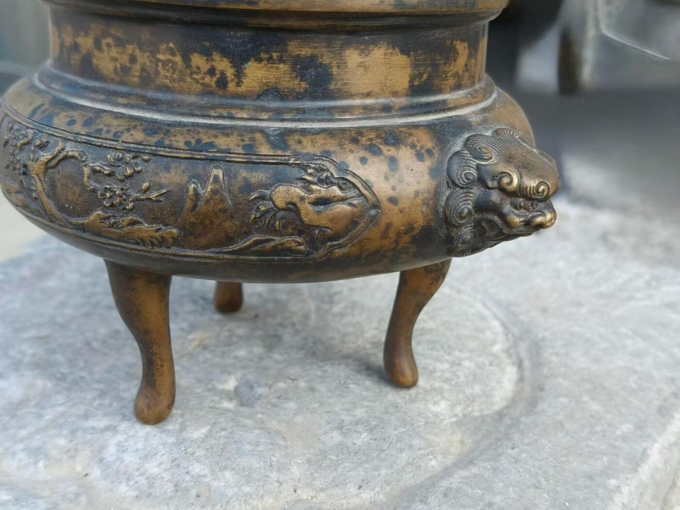 乡下拆迁淘得，清代三足兽头，松竹梅纯铜小香炉一件。包浆浑厚皮克老辣，品相一流，满工完整牢固值得拥有。 尺寸直径16口径11.5高10cm重1公斤。