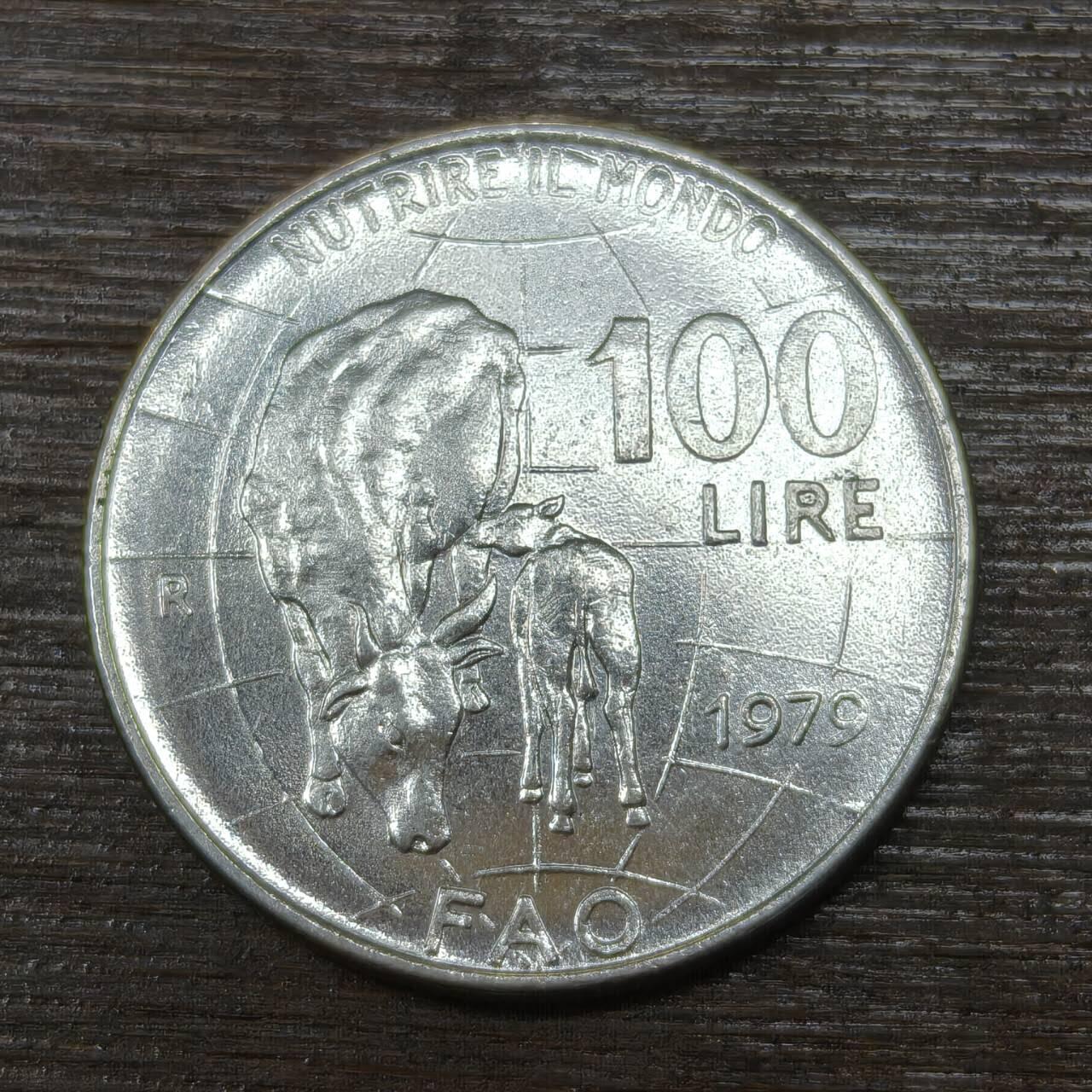 【铜匠收藏】★第146★散币专场 不寄存，30包邮。不满30元，支付5元运费。《接受代拍 代送NGC评级》 66【无寄存】意大利 1979年 100里拉 不锈钢币 母子牛 FAO币