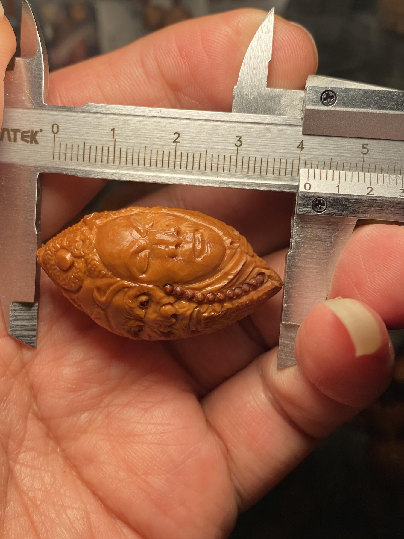 核舟记发源地苏州舟山核雕年末放漏 福利苏工核雕，纯手工雕刻,大话西游，个性十足，等待有缘人，市场无同款，尺寸2。35x4。15喜欢的来