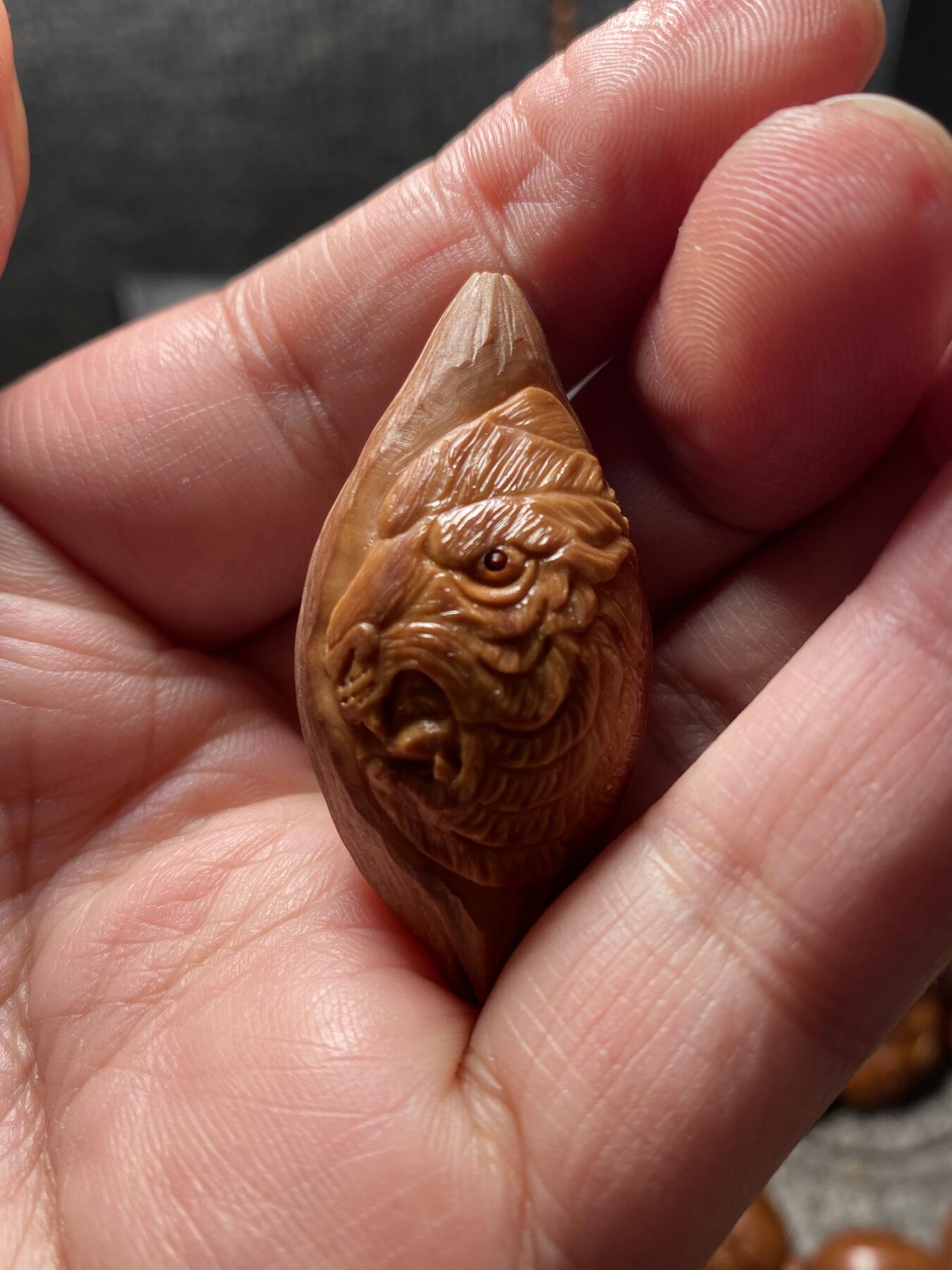 核舟记发源地苏州舟山核雕年末放漏 福利苏工核雕，纯手工雕刻,虎虎生威，君临天下，个性十足，等待有缘人，市场无同款，尺寸2。2x4.55喜欢的来