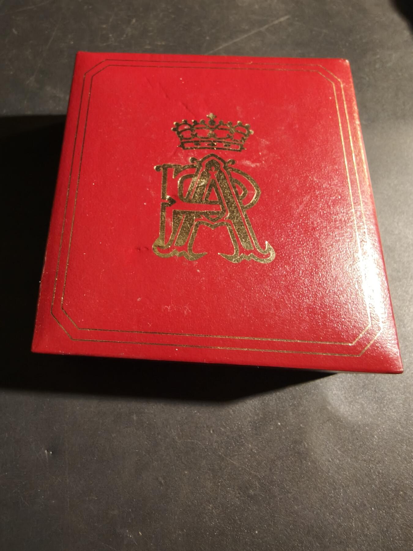 老王徽章第180期 比利时菲利普国王与玛蒂尔达王后婚礼大铜章     原盒     直径70mm      重量154.2g