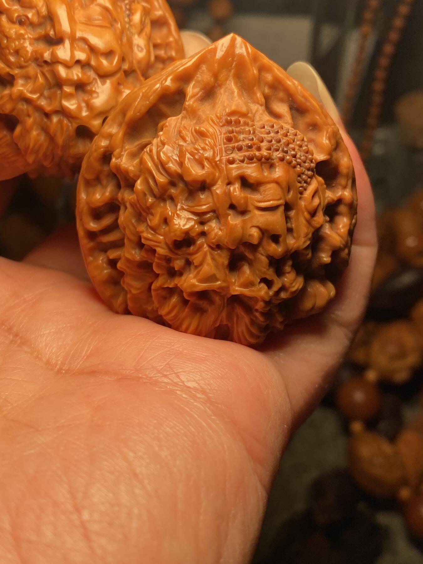 核舟记发源地苏州舟山核雕年末放漏 福利苏工核雕，纯手工雕刻,核桃一念之间，个性十足，等待有缘人，市场无同款，尺寸4。6喜欢的来