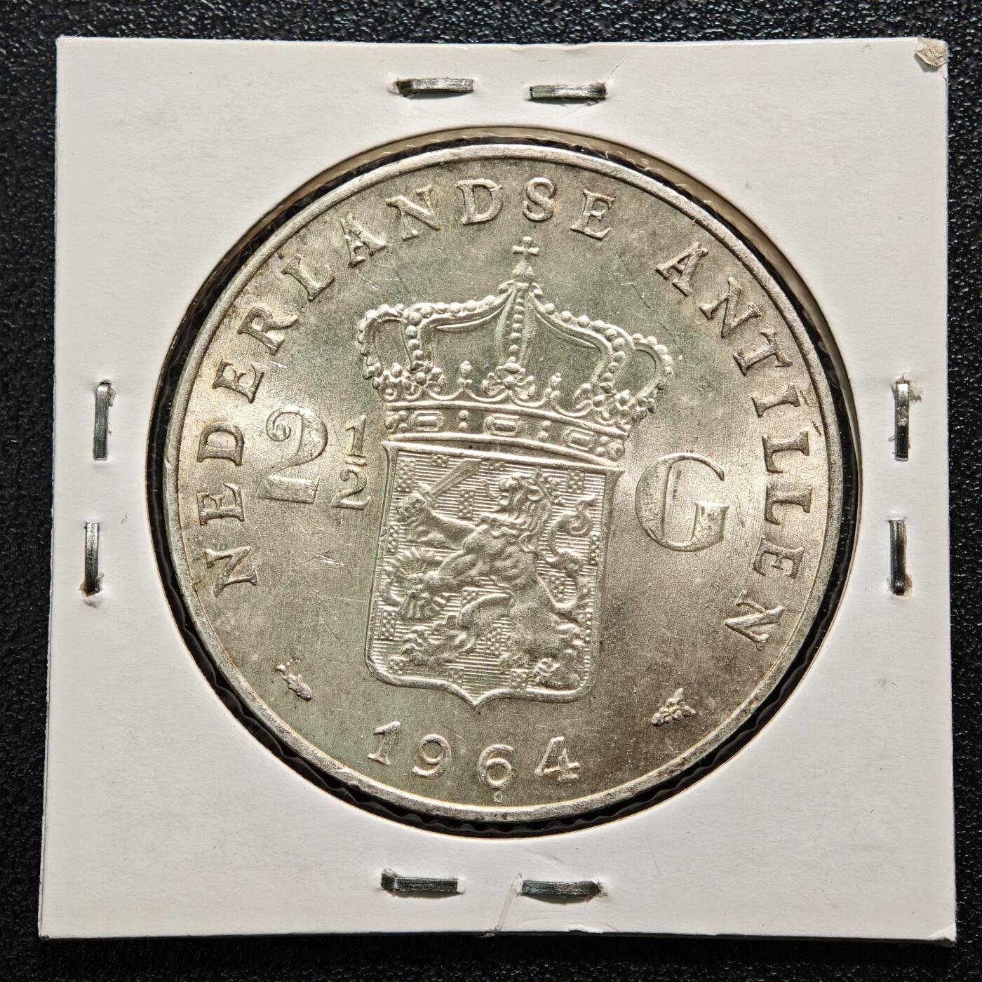 【德藏】世界币章拍卖第164期（拍品征集中~欢迎藏友联系） 老藏家集藏系列之-1964年 荷属安的列斯2-1/2盾银币 720银 直径约：37mm；重约：25g 入册20余年·附有当年购入价