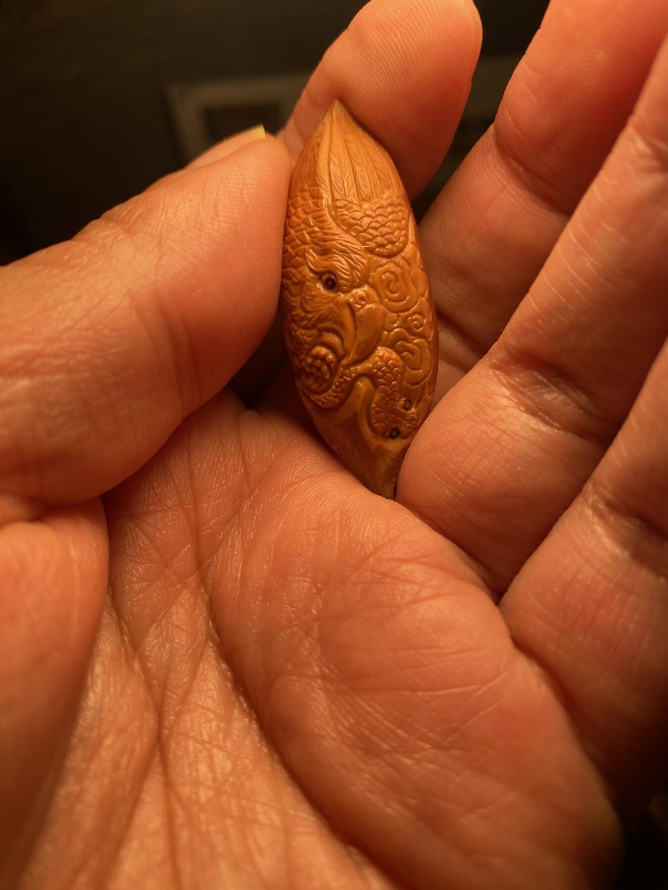 核舟记发源地苏州舟山核雕年末放漏 福利苏工核雕，纯手工雕刻二花雄鹰，个性十足，等待有缘人，市场无同款，尺寸1。75x4.75喜欢的来