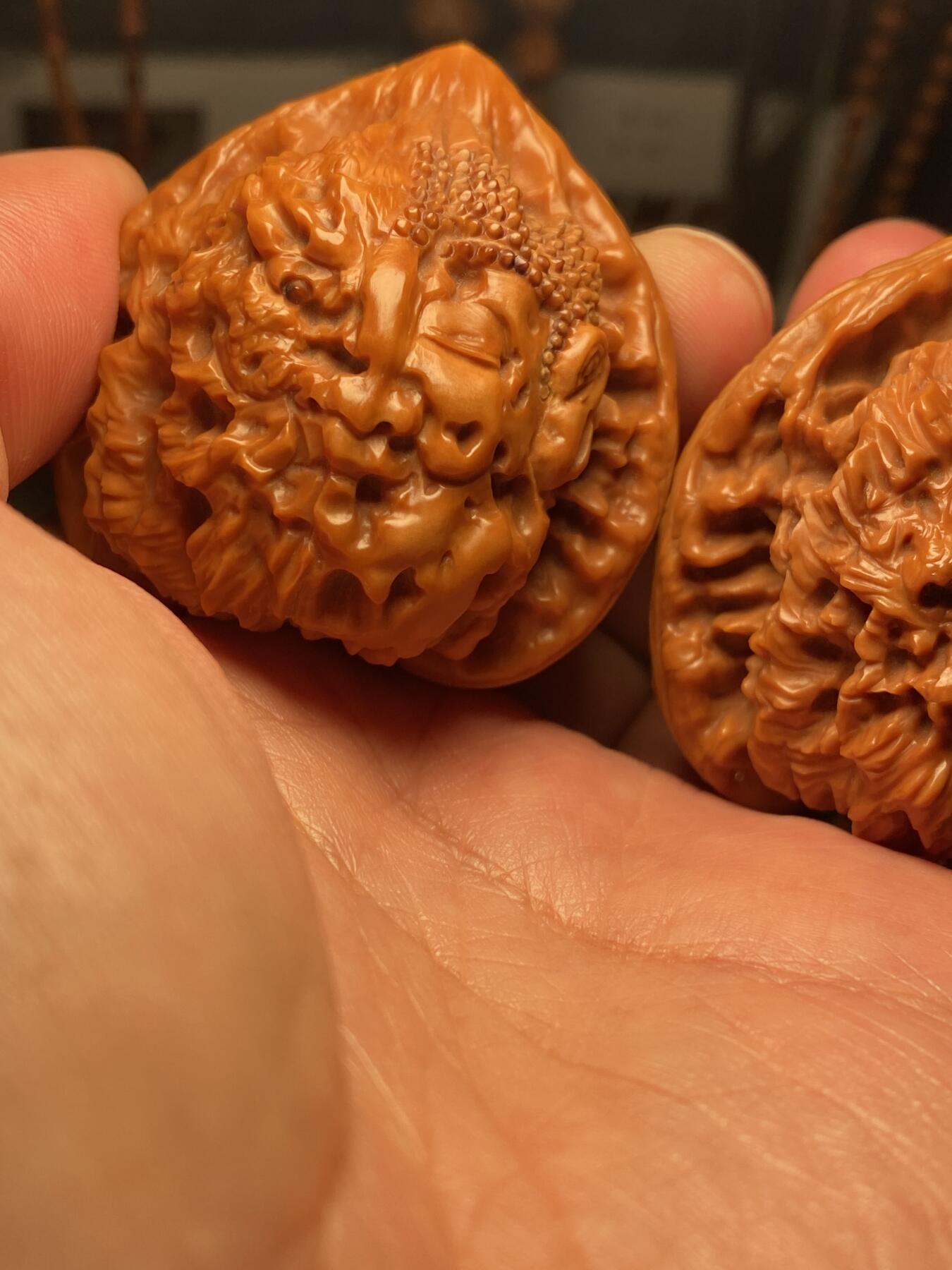 核舟记发源地苏州舟山核雕年末放漏 福利苏工核雕，纯手工雕刻,核桃一念之间，个性十足，等待有缘人，市场无同款，尺寸4。6喜欢的来