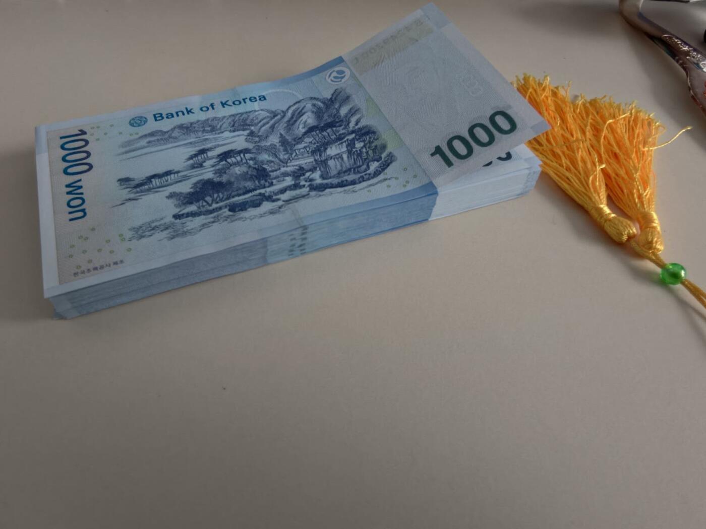 春节钱币瓷器清货捡漏拍场 韩国银行1000韩元纸币UNC 100张，有跳号，除KC和EC两张单号外，剩下98张号码是从EB*202-300，不含222