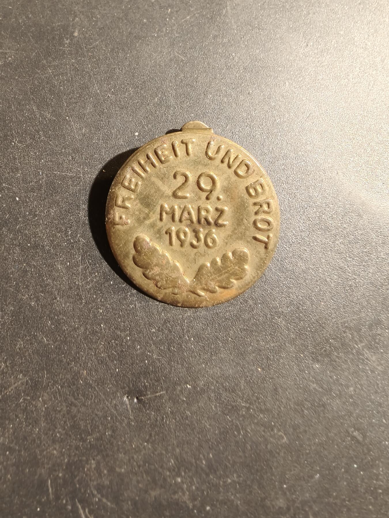 老王徽章第180期 德三1936选举“面包与自由”口号证章