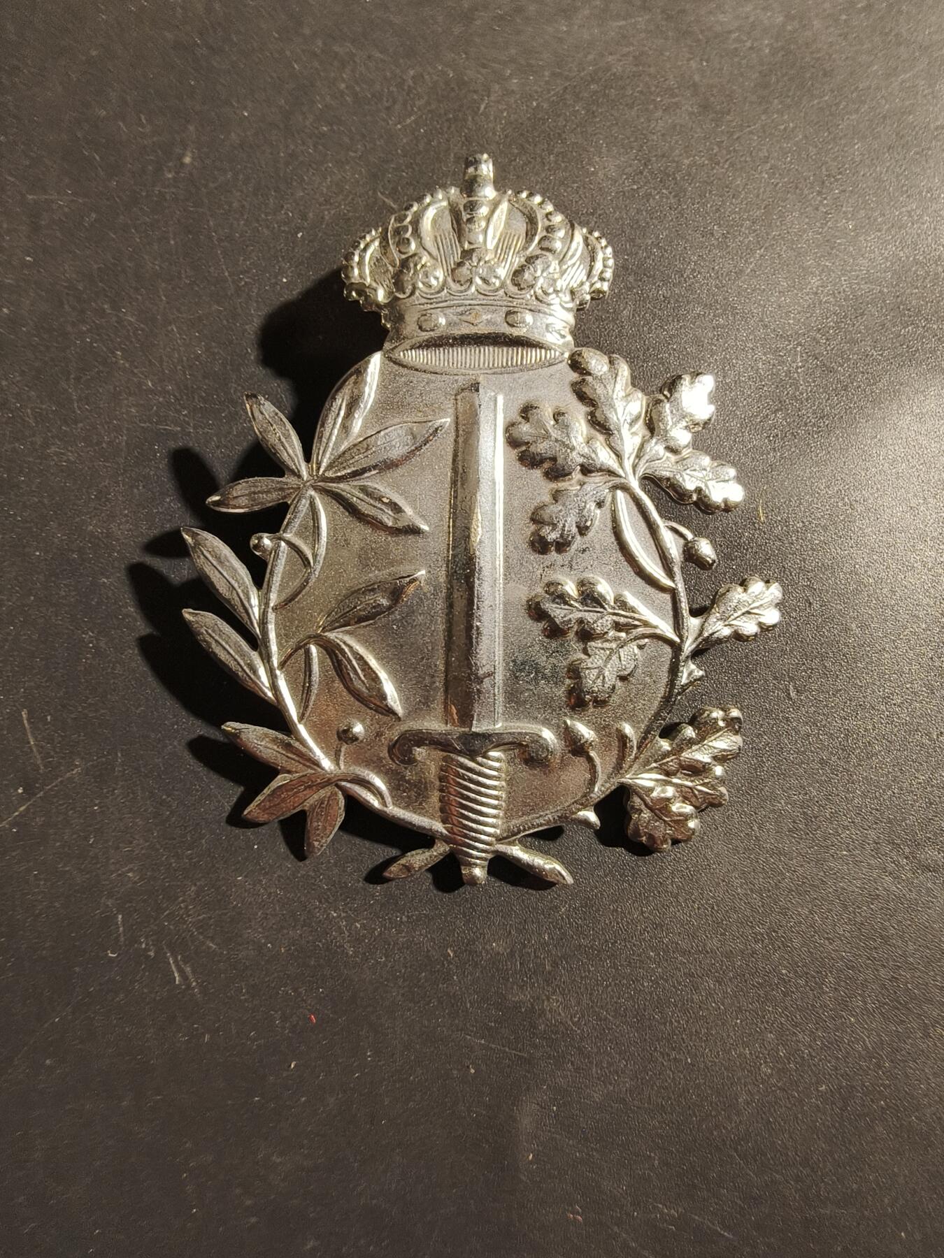 老王徽章第180期 比利时皇家警察亚德里安头盔帽徽    大尺寸