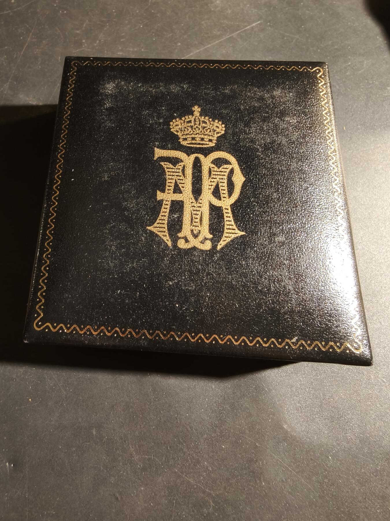 老王徽章第180期 比利时菲利普国王与玛蒂尔达王后婚礼大铜章     原盒     直径70mm     重量159.5g