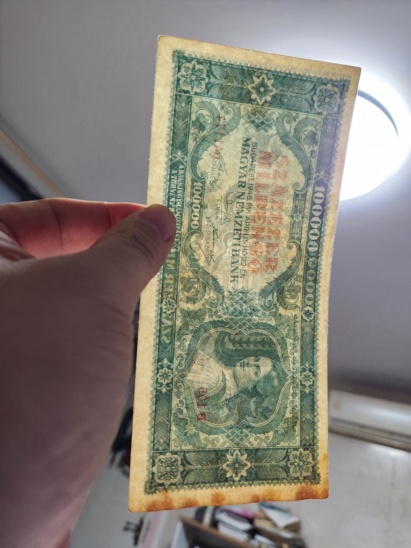 2月6号晚上8点 外国纸币自动截拍第19场 匈牙利1946年100000潘戈纸币 极美品有黄斑