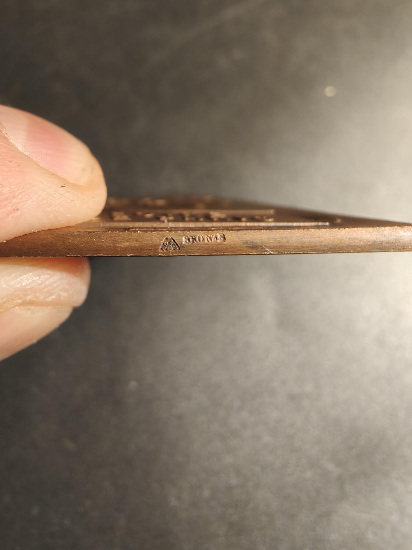 老王徽章第180期 巴黎博览会方形大铜章     尺寸39×55mm    重量54.5g