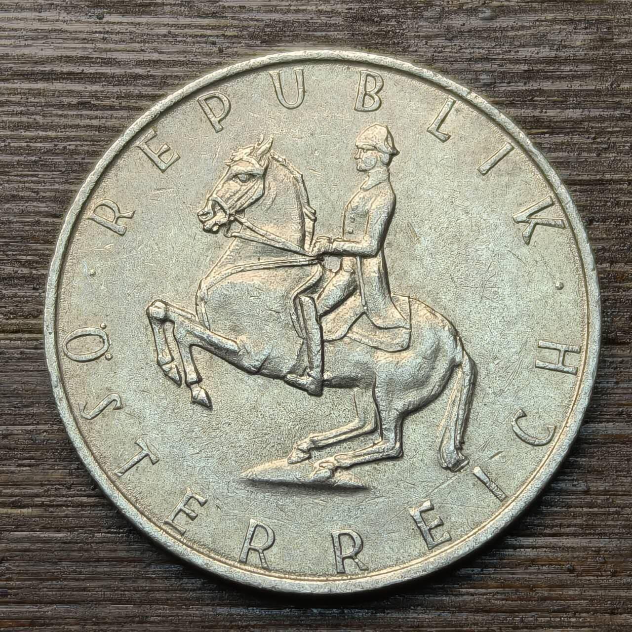 【铜匠收藏】★第146★散币专场 不寄存，30包邮。不满30元，支付5元运费。《接受代拍 代送NGC评级》 2【无寄存】奥地利 1972年 5先令 骑手骑着利皮扎纳马 铜镍币