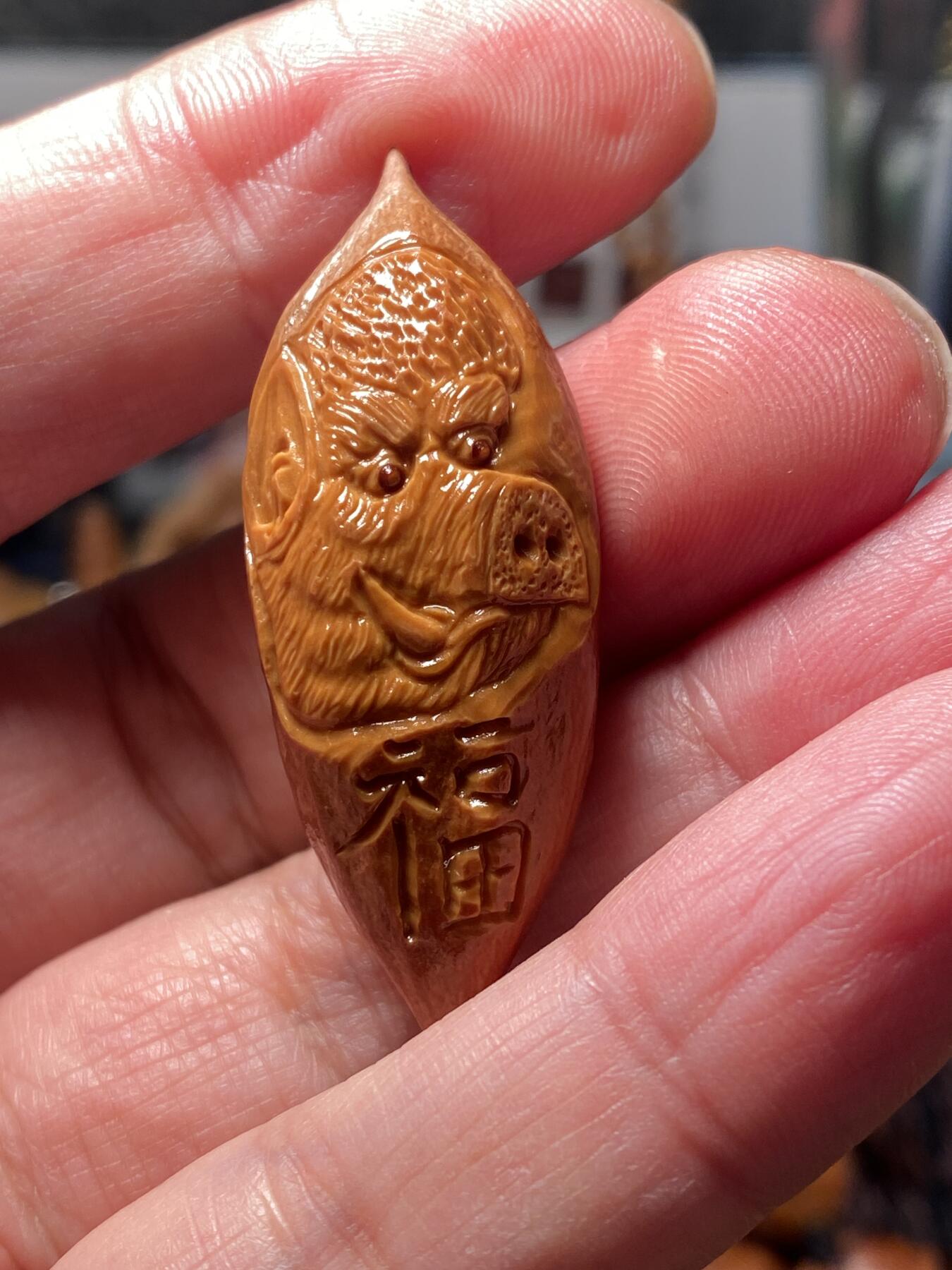 核舟记发源地苏州舟山核雕年末放漏 福利苏工核雕，纯手工雕刻二花福小猪，个性十足，等待有缘人，市场无同款，尺寸1。75x4.6喜欢的来