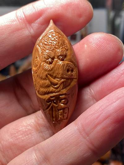 核舟记发源地苏州舟山核雕年末放漏 - 福利苏工核雕，纯手工雕刻二花福小猪，个性十足，等待有缘人，市场无同款，尺寸1。75x4.6喜欢的来