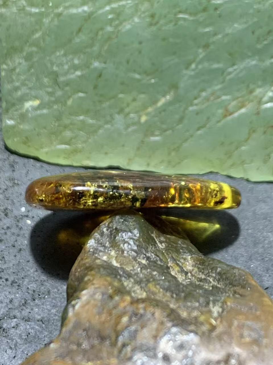 乌克兰花珀通货水滴形吊坠一个，