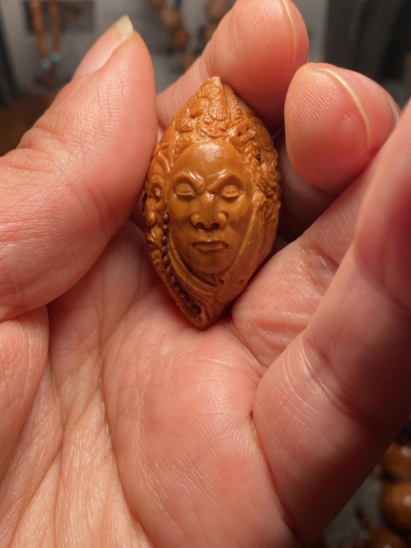 核舟记发源地苏州舟山核雕年末放漏 福利苏工核雕，纯手工雕刻,大话西游，个性十足，等待有缘人，市场无同款，尺寸2。35x4。15喜欢的来