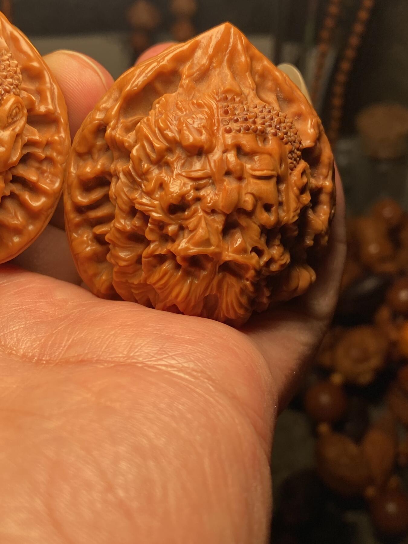 核舟记发源地苏州舟山核雕年末放漏 福利苏工核雕，纯手工雕刻,核桃一念之间，个性十足，等待有缘人，市场无同款，尺寸4。6喜欢的来