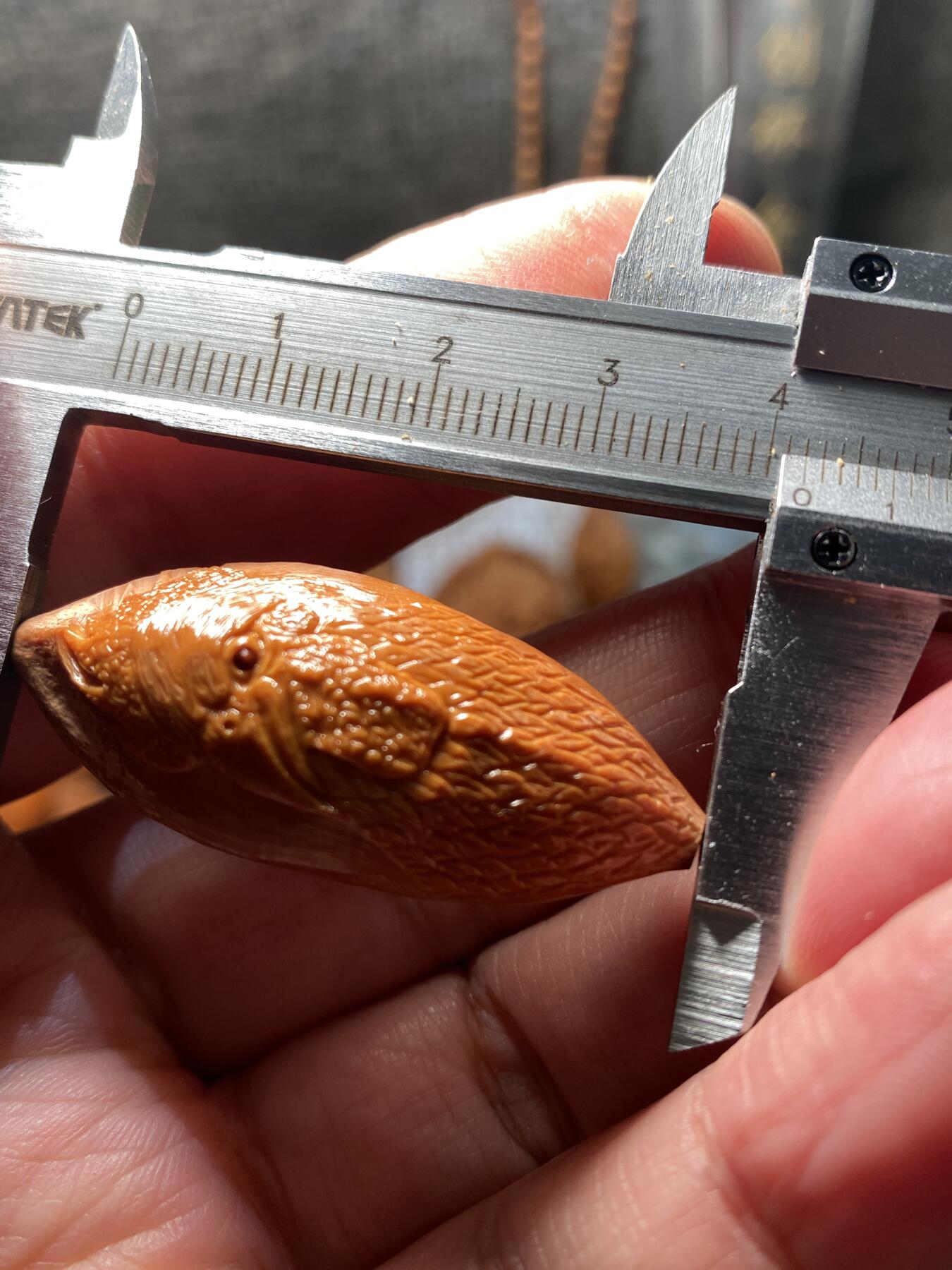 核舟记发源地苏州舟山核雕年末放漏 福利苏工核雕，纯手工雕刻,二花鸿运当头，大吉大利个性十足，等待有缘人，市场无同款，尺寸1。78x4。2喜欢的来