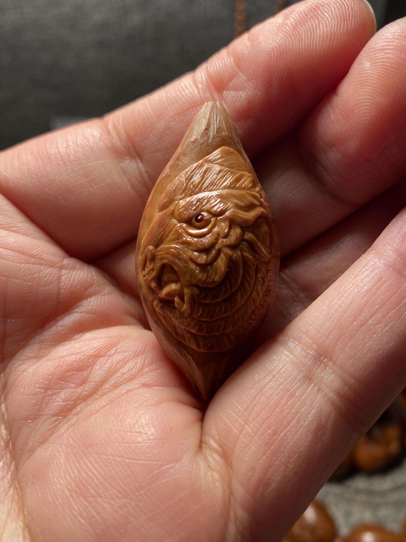 核舟记发源地苏州舟山核雕年末放漏 福利苏工核雕，纯手工雕刻,虎虎生威，君临天下，个性十足，等待有缘人，市场无同款，尺寸2。2x4.55喜欢的来