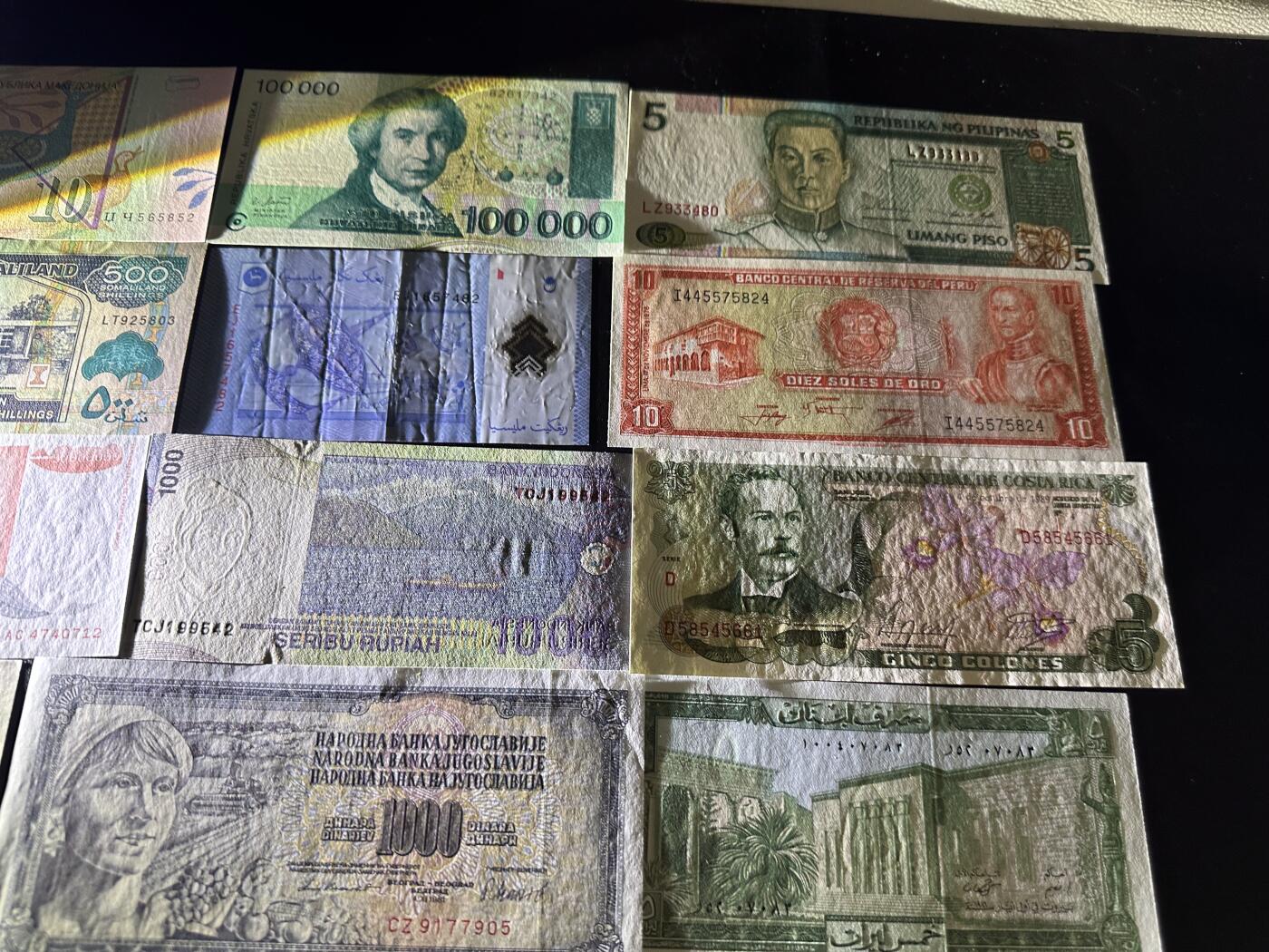 《外钞收藏家》第六百零八期（精选场）（本平台长期征集拍品、欢迎藏友们联系合作） 多个国家精美纸币15张 大部份全新 有几张非全新 +几张盖销邮票一起