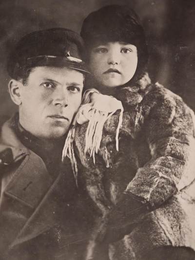 橙子收藏(照片专场)第三期 -  这是一张20世纪30年代末至40年代初（卫国战争爆发前后）拍摄的苏联军人与子女肖像照