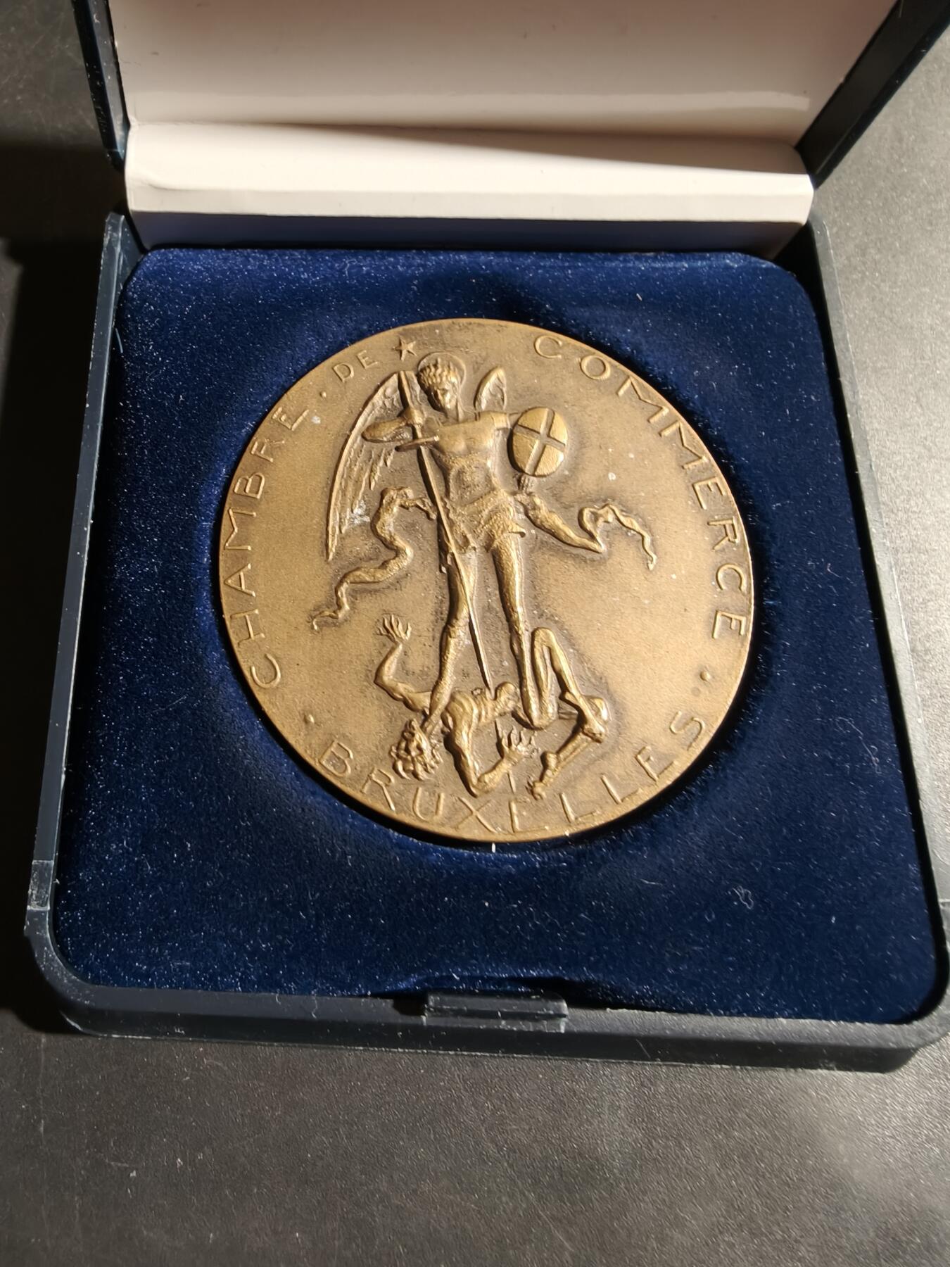 老王徽章第180期 比利时布鲁塞尔商会圣米歇尔(圣米迦勒)屠龙大铜章     原盒     直径50mm     重量53.6g