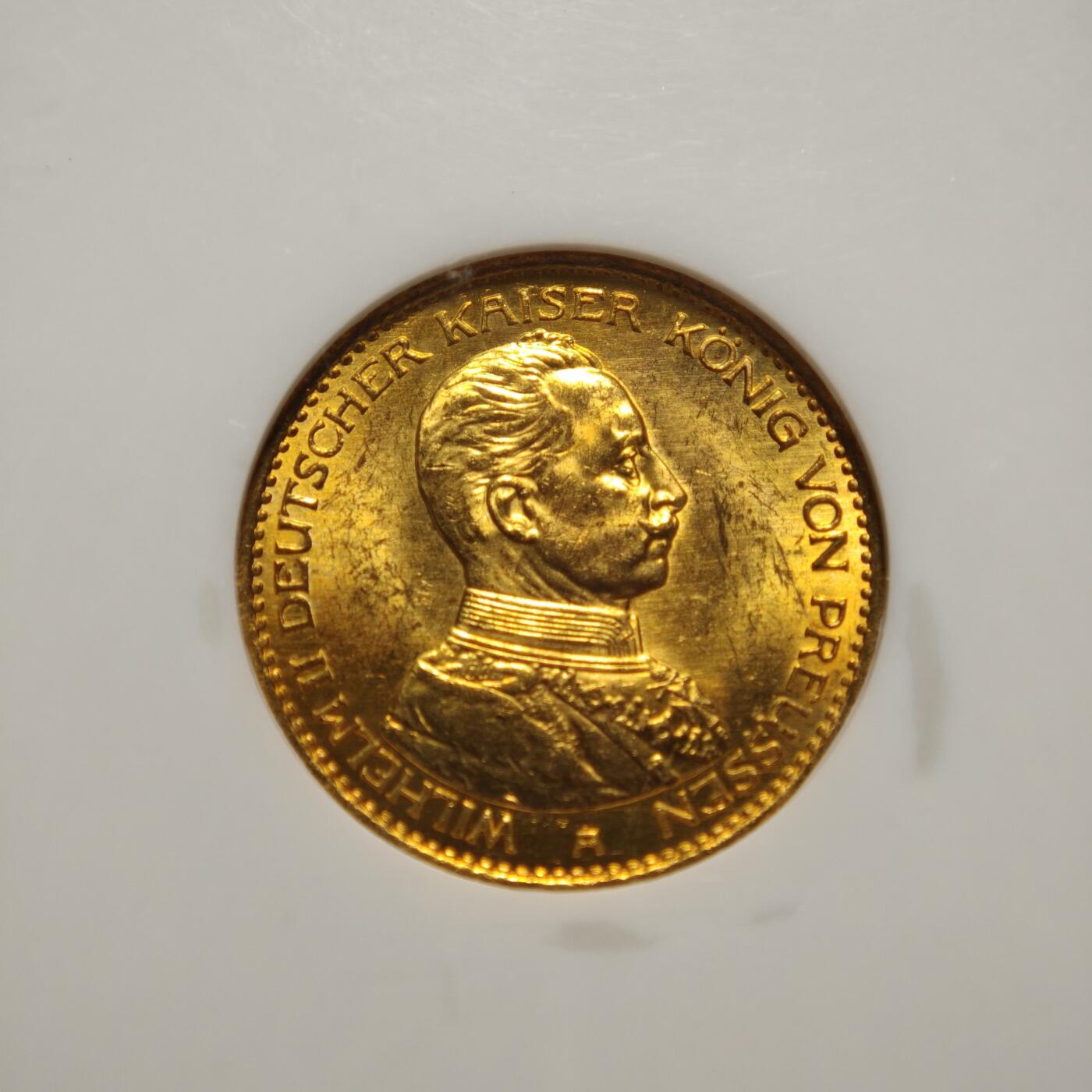 【德藏】世界币章拍卖第164期（拍品征集中~欢迎藏友联系） 1914年 德国普鲁士威廉二世军装A版20马克金币，流通金币，重量：7.965克，含金量：90%，NGC MS63 这是德国普鲁士一战前发行的最后一款流通金币，军装版，设计精美，图案细腻，热门品种，顶级品相。NGC老白盒，早期低评