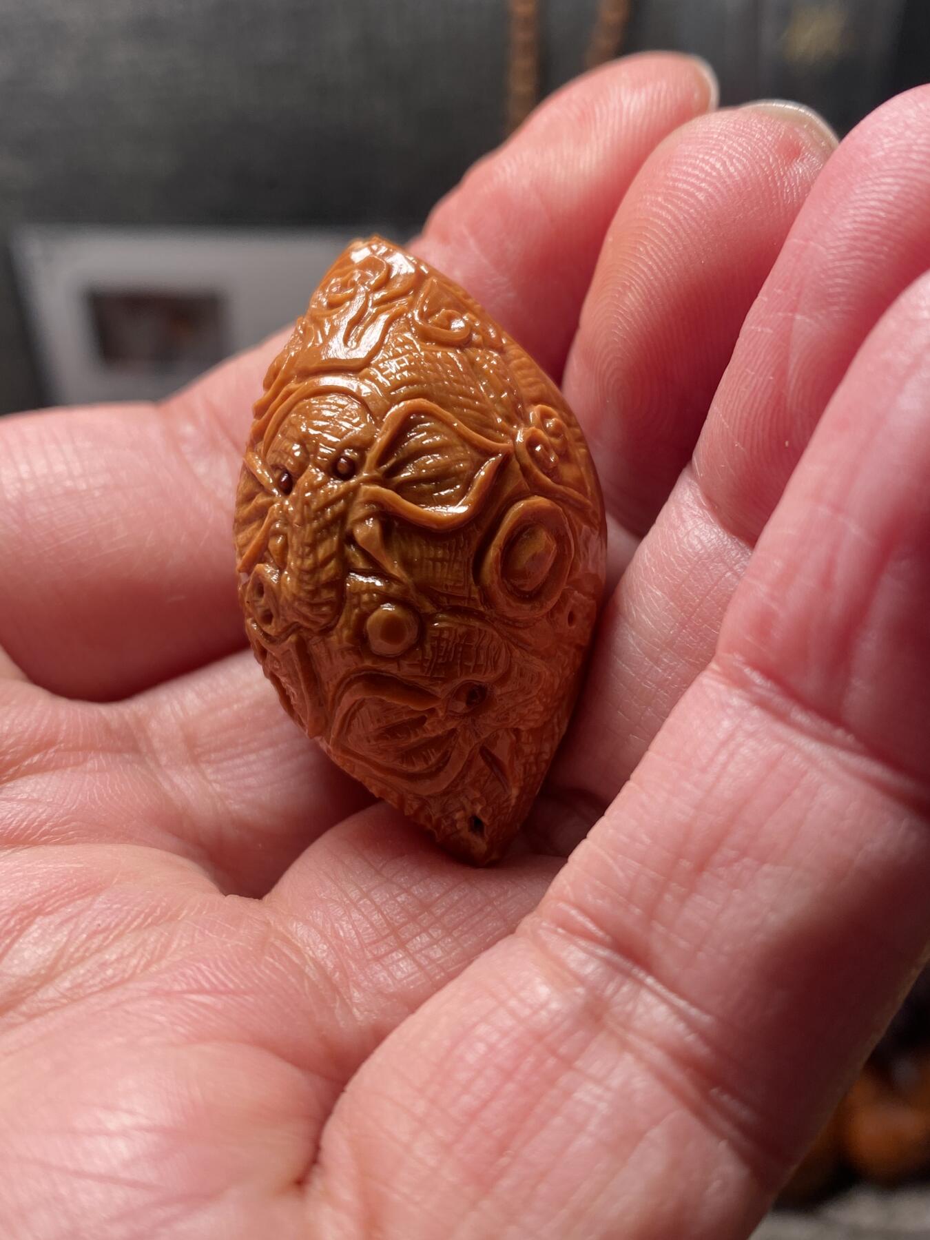 核舟记发源地苏州舟山核雕年末放漏 福利苏工核雕，纯手工雕刻吉祥如意个性十足，等待有缘人，市场无同款，尺寸2。39x4.0喜欢的来