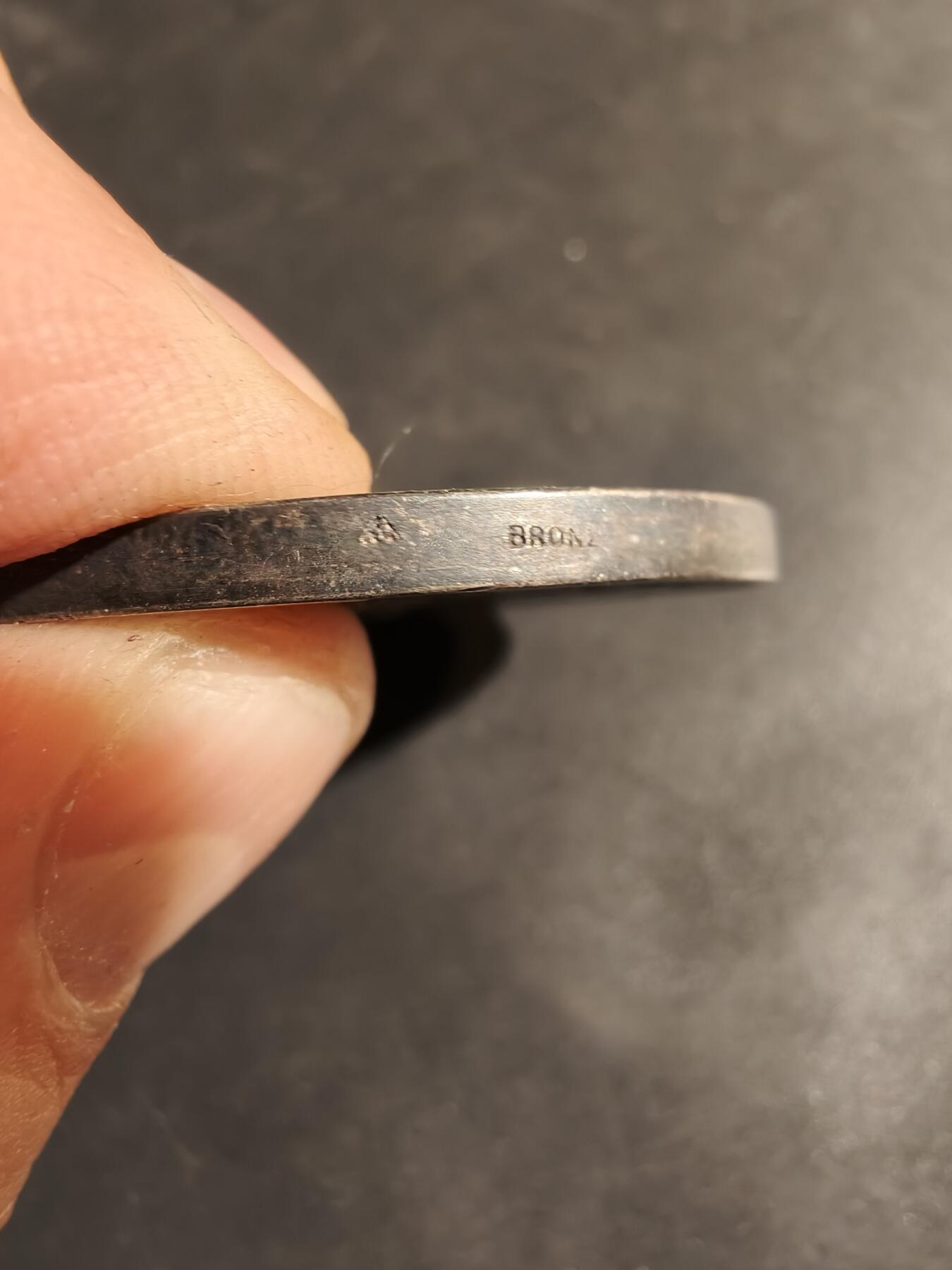 老王徽章第180期 法国持花女子镀银大铜章     原盒    直径46mm    重量41.7g