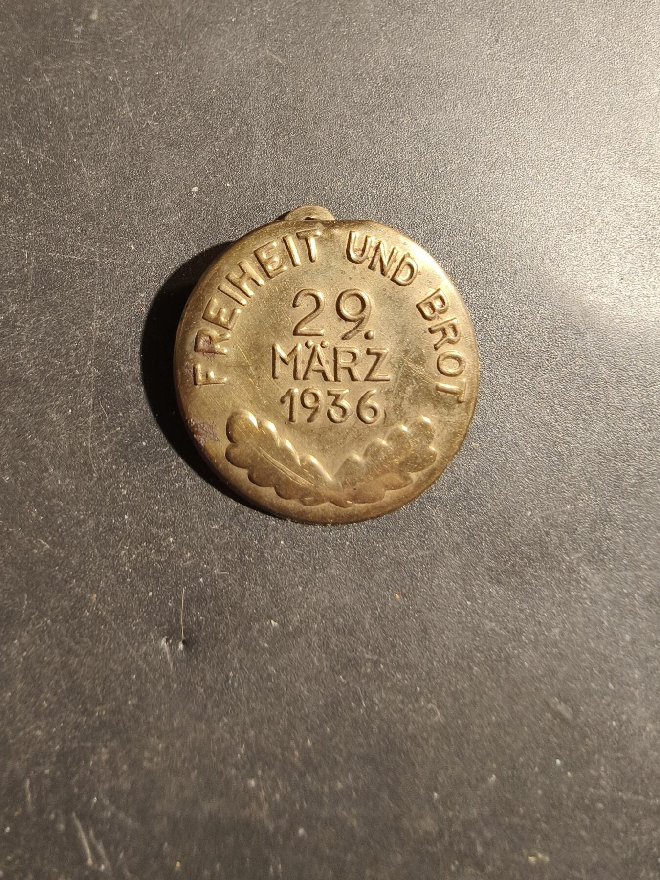 老王徽章第180期 德三1936选举“面包与自由”口号证章