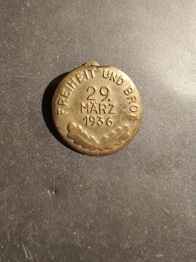 老王徽章第180期 - 德三1936选举“面包与自由”口号证章