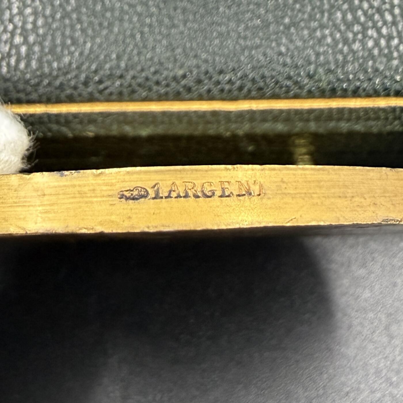 「木头集藏」“ 新岁撷珍”——章牌精品专场！ H. Dubois～1909年法国参议院议员镀金银章，直径：50mm，66 g，边铭：丰饶角 1ARGENT，品相不错，授予1909年担任法国参议院司库的保罗·雅隆（Paul Jallon）。正面刻画象征法兰西共和国的玛丽安娜凌空飞翔在法国参议院议事大厅之上，议员们坐在席位上，前方是演讲台，台下还有密集的旁听人群，还原了当时参议院的议事氛围。背面卢森堡宫 法国参议院所在地，烫金皮盒正常使用！