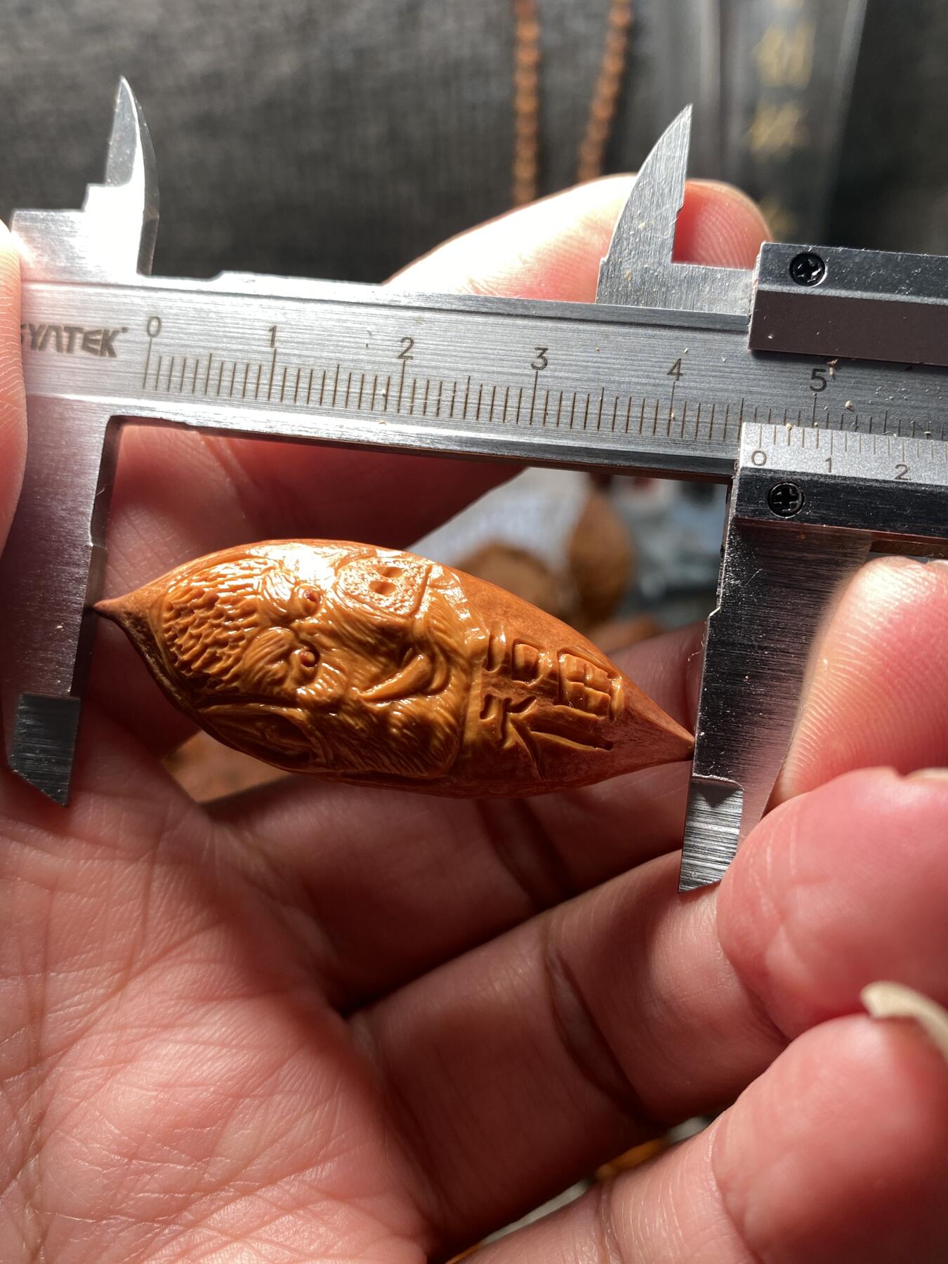 核舟记发源地苏州舟山核雕年末放漏 福利苏工核雕，纯手工雕刻二花福小猪，个性十足，等待有缘人，市场无同款，尺寸1。75x4.6喜欢的来