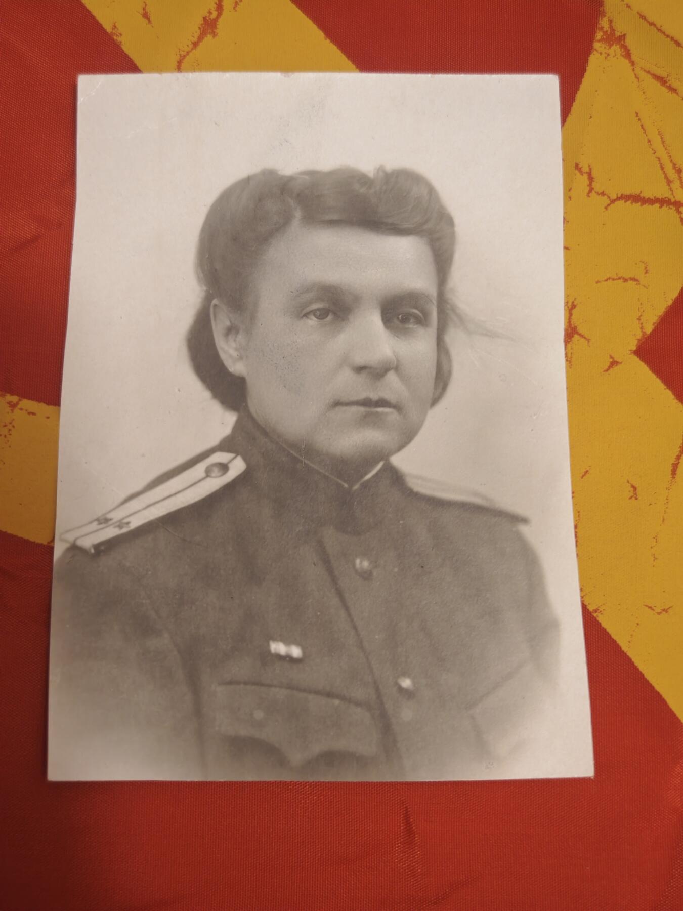 橙子收藏(照片专场)第三期 1941年11月苏联卫国战争初期拍摄的女军官身份照(莫斯科保卫战)